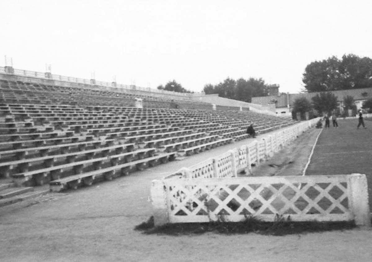 Северная трибуна стадиона «Трудовые резервы» в г. Курске 1968 год.
